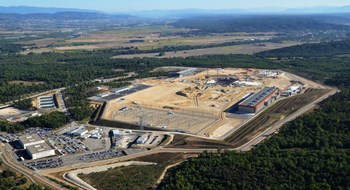 La plateforme ITER vue d'hélicoptère dans l'air transparent d'une matinée de septembre. (Click to view larger version...)